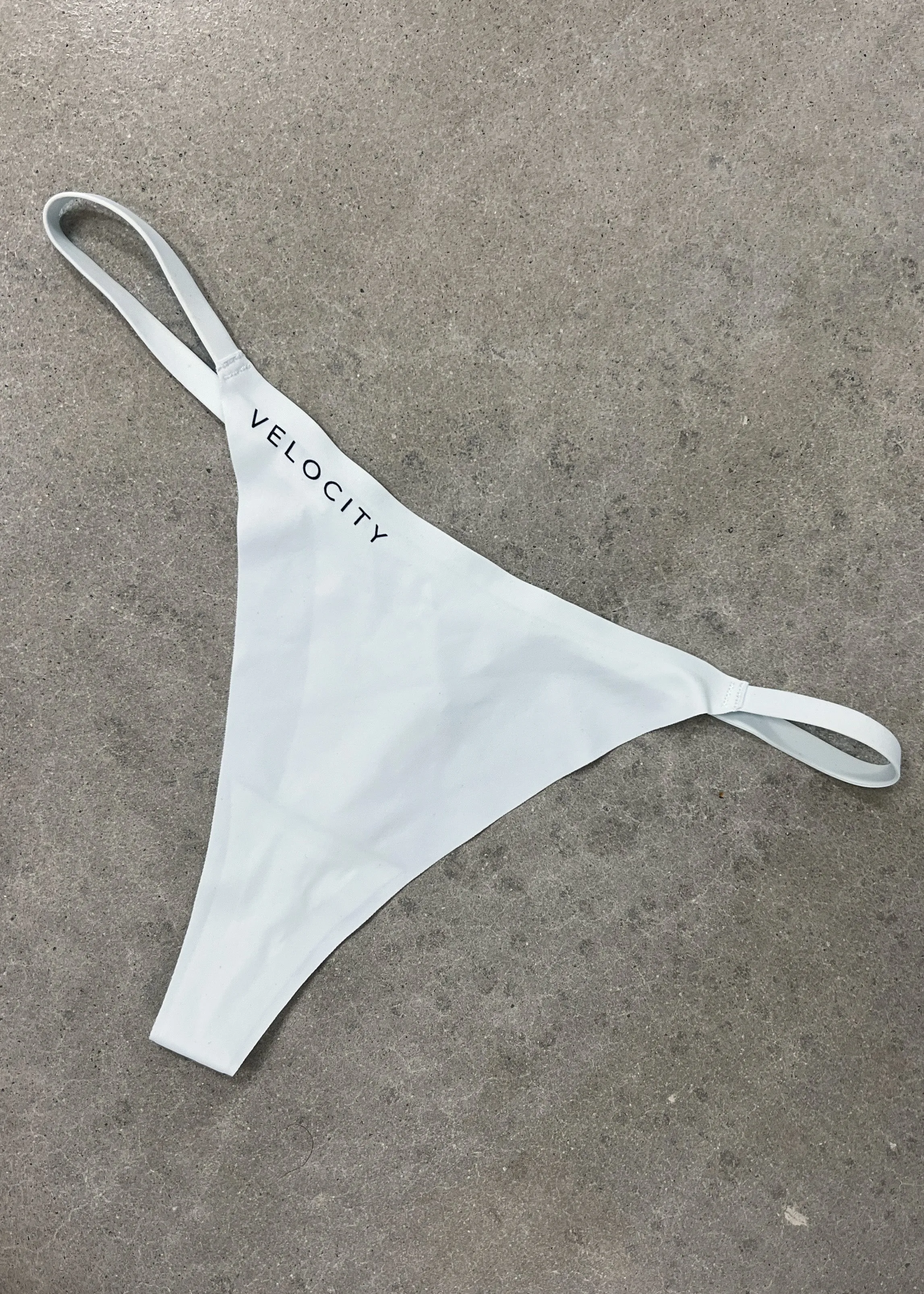 SEAMLESS VELOCITY THONG - WHITE