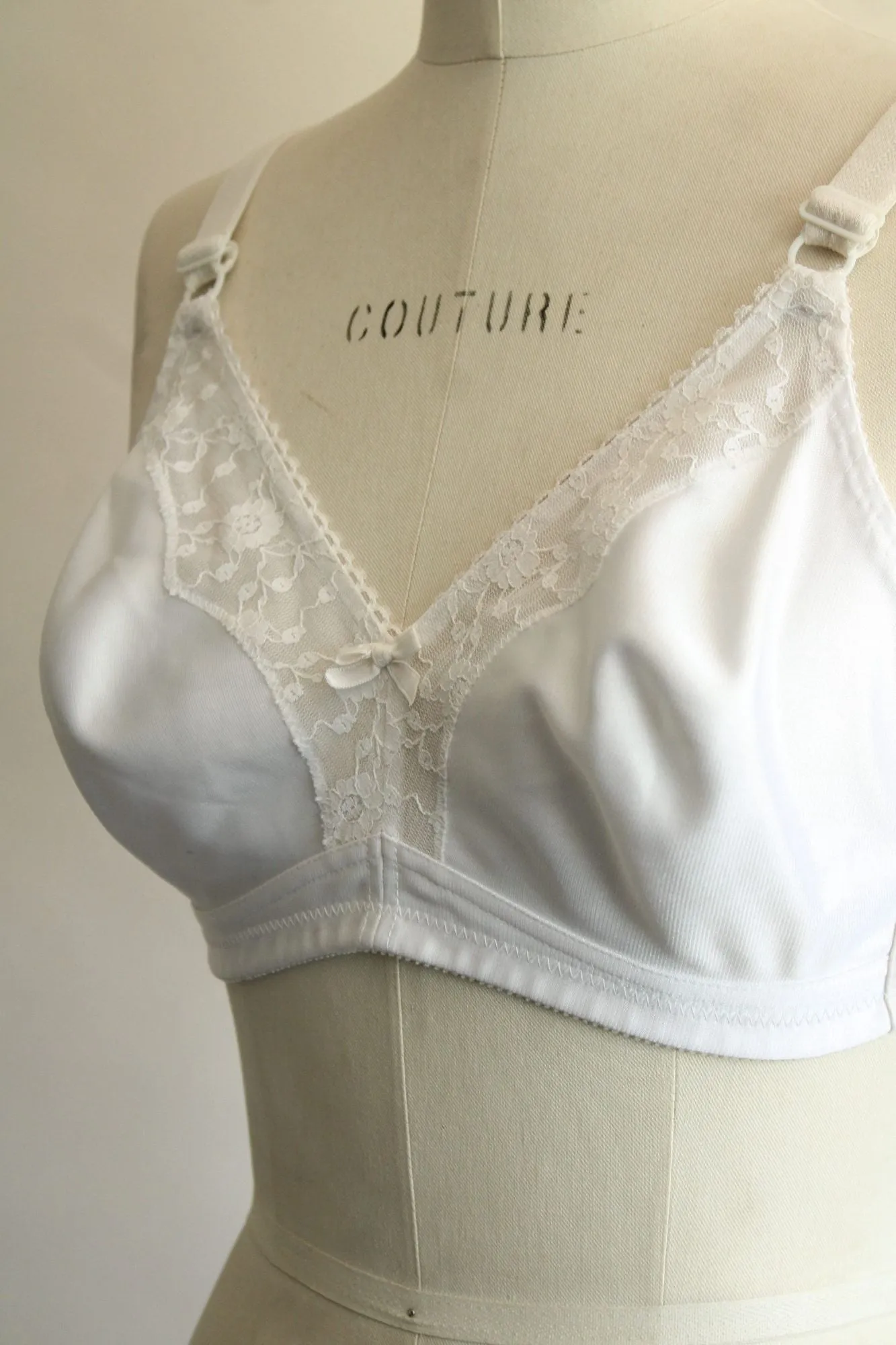 Vintage 1980s 1990s Bra, White 38B, Wireless