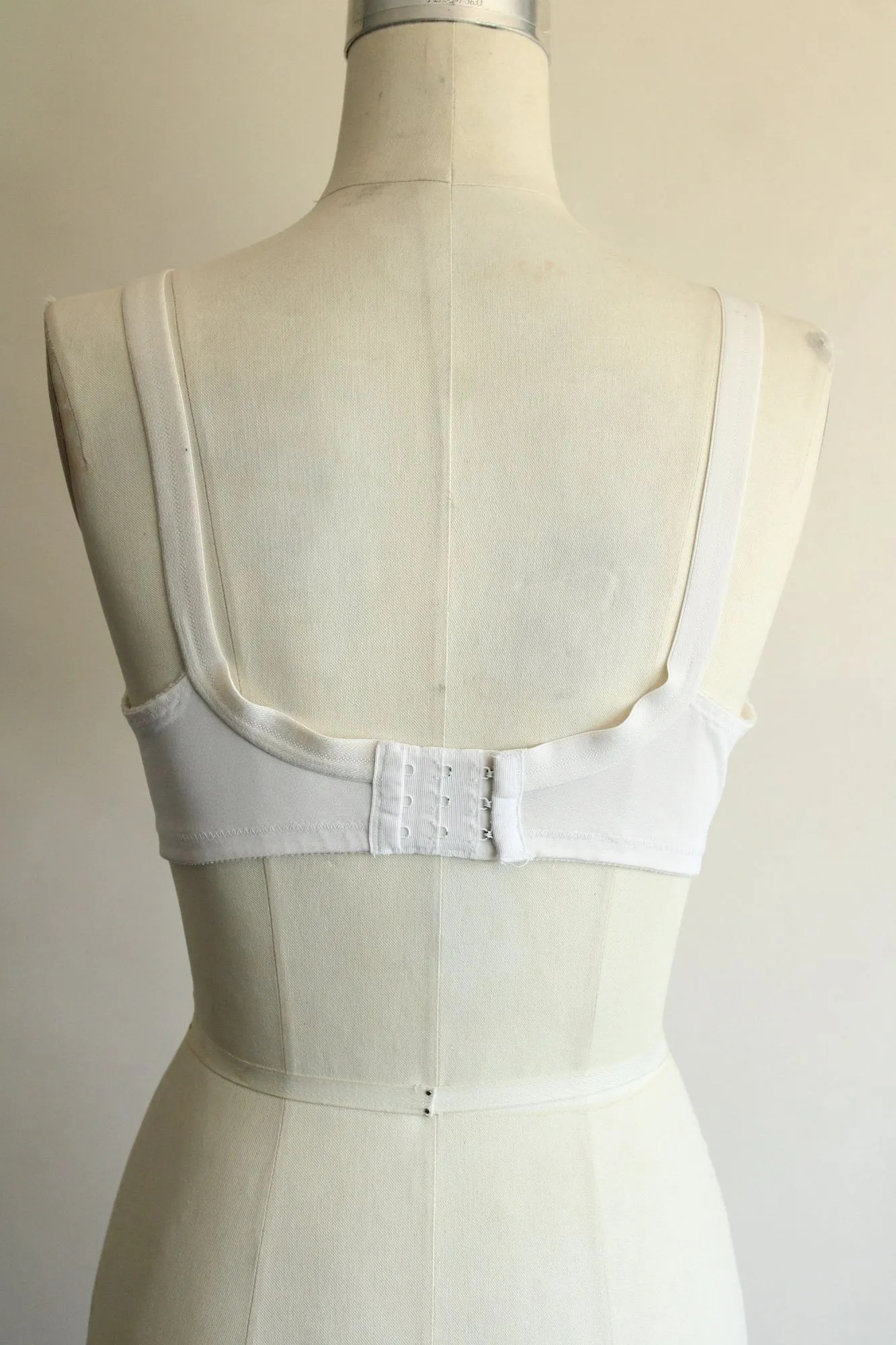 Vintage 1980s 1990s Bra, White 38B, Wireless