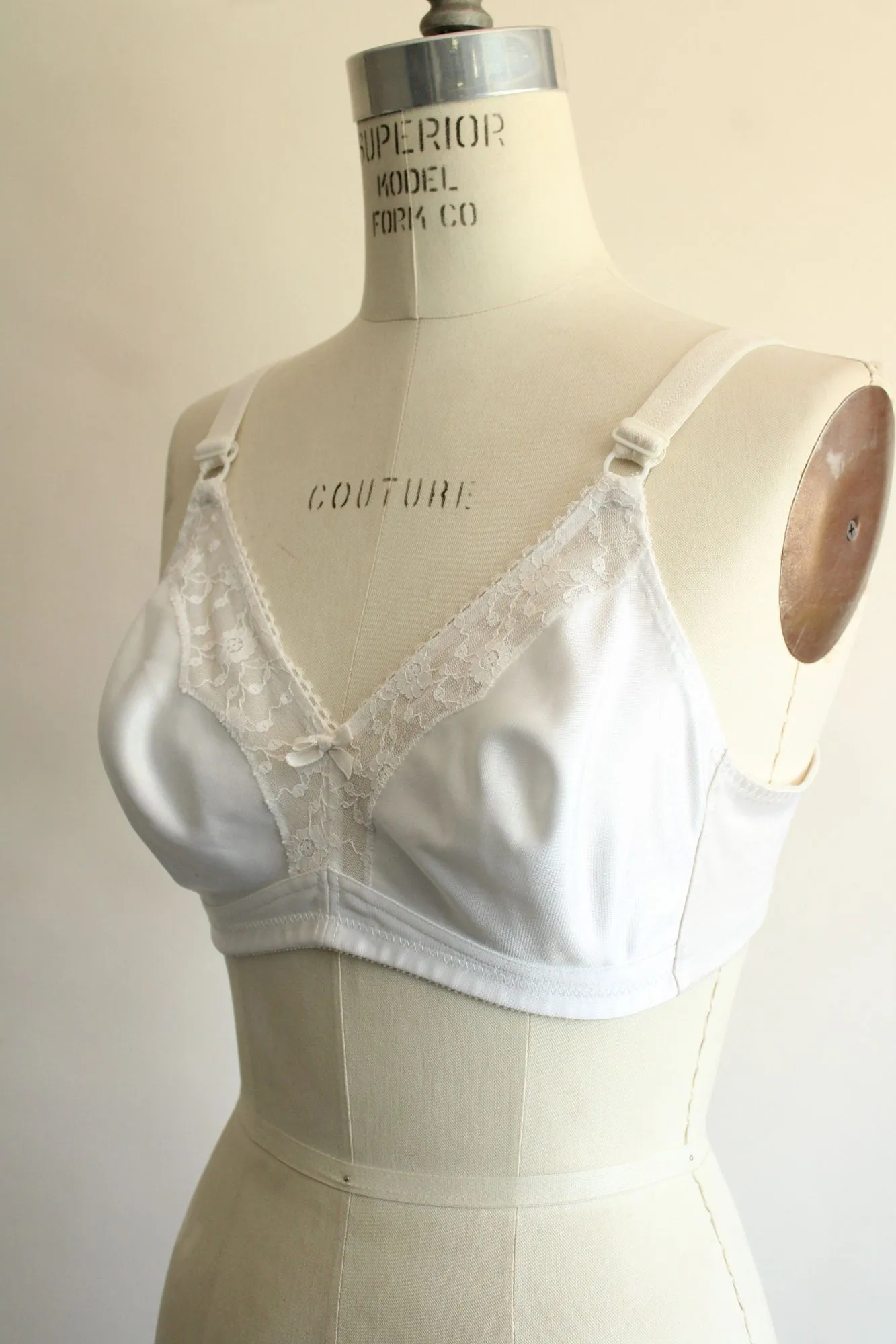 Vintage 1980s 1990s Bra, White 38B, Wireless