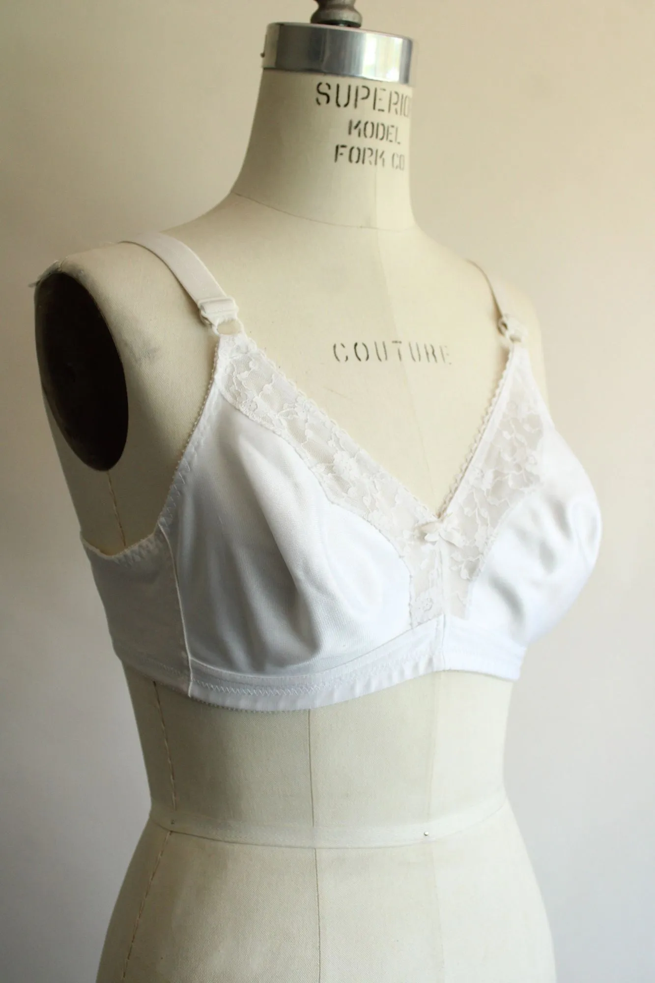 Vintage 1980s 1990s Bra, White 38B, Wireless