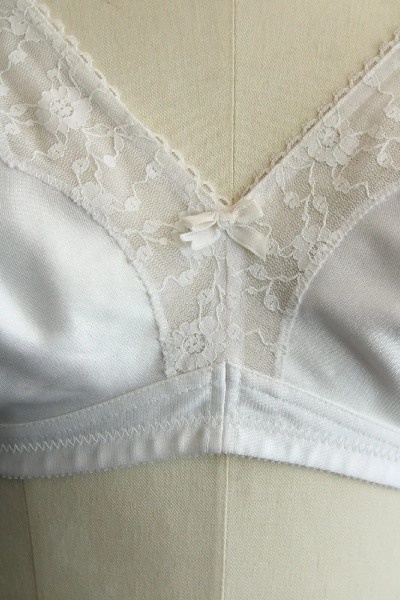 Vintage 1980s 1990s Bra, White 38B, Wireless