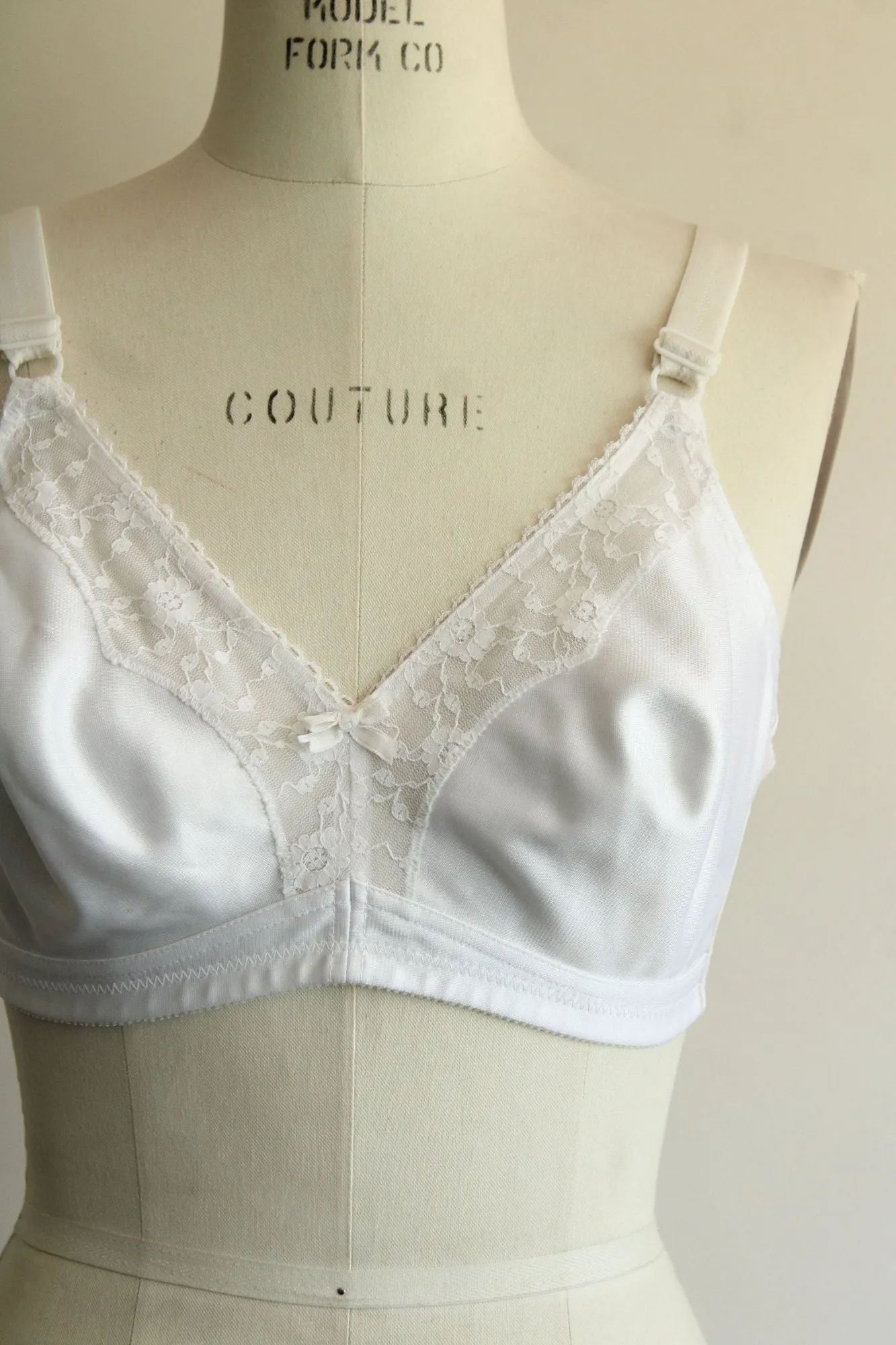 Vintage 1980s 1990s Bra, White 38B, Wireless